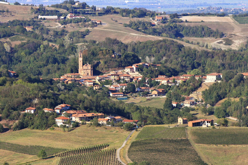 Veduta panoramica di Albugnano da lontano con vigneti e campagna