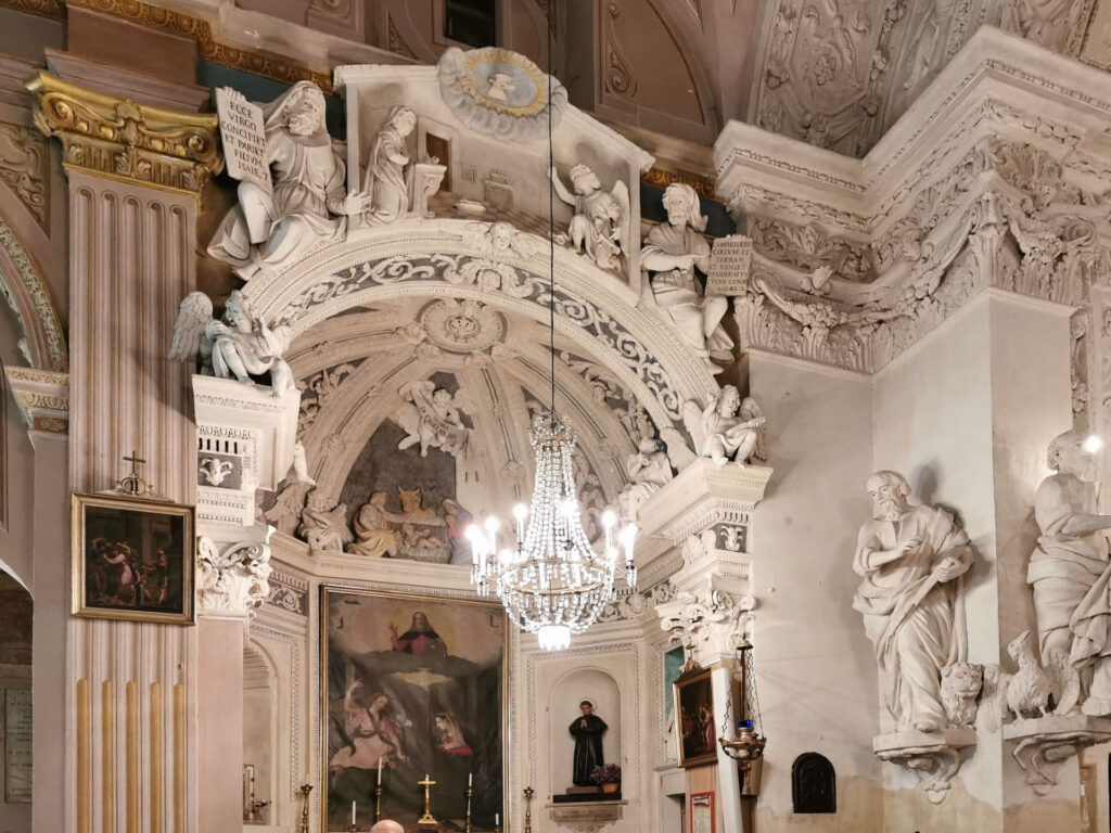 Interno della chiesa di Camerano Casasco con navata centrale e altare maggiore
