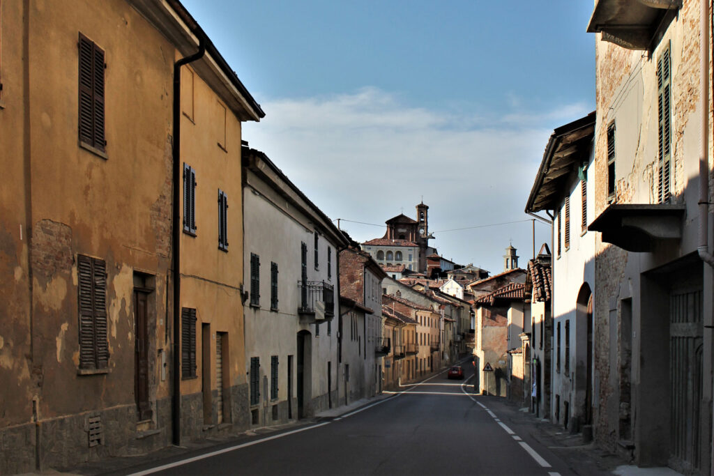 Strada asfaltata a Calliano Monferrato con case residenziali ai lati