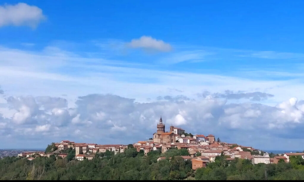 Veduta panoramica su Camagna Monferrato con cupola della chiesa e paesaggio collinare