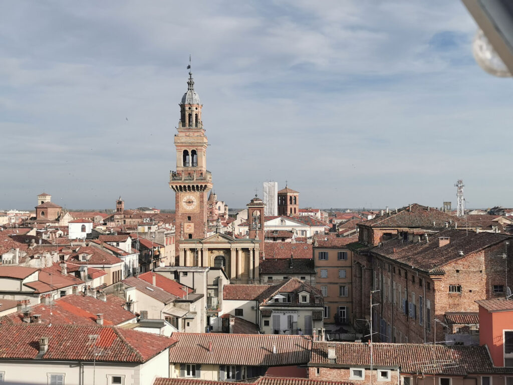 Veduta panoramica di Casale Monferrato con centro storico e tetti della città