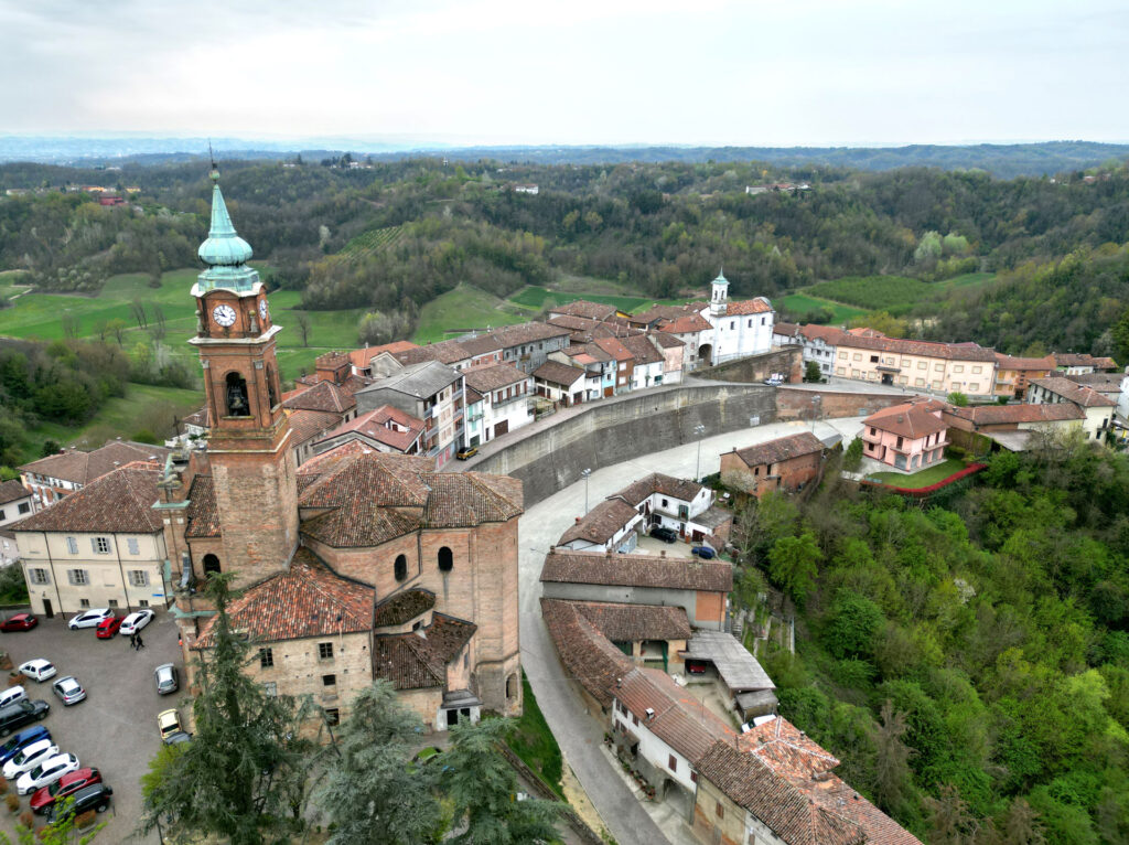 Veduta dall’alto del borgo di Castell’Alfero con tetti e paesaggio attorno