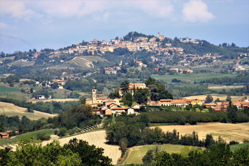 Veduta su Corsione Monferrato fra campi e colline