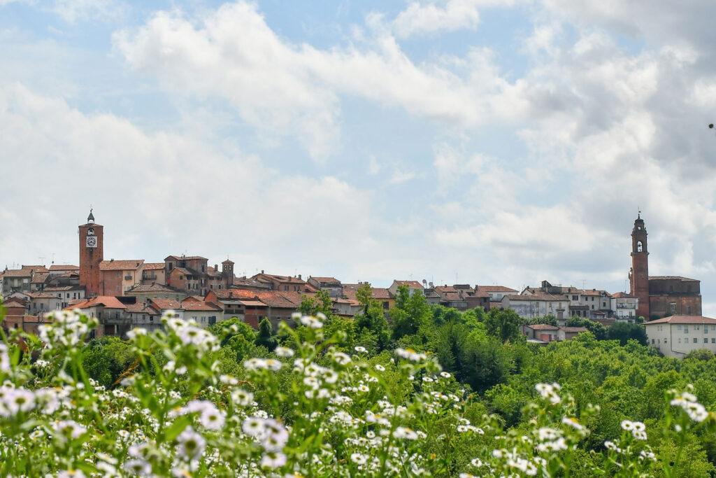 Montechiaro d’Asti visto dall’alto con tetti, strade e colline circostanti