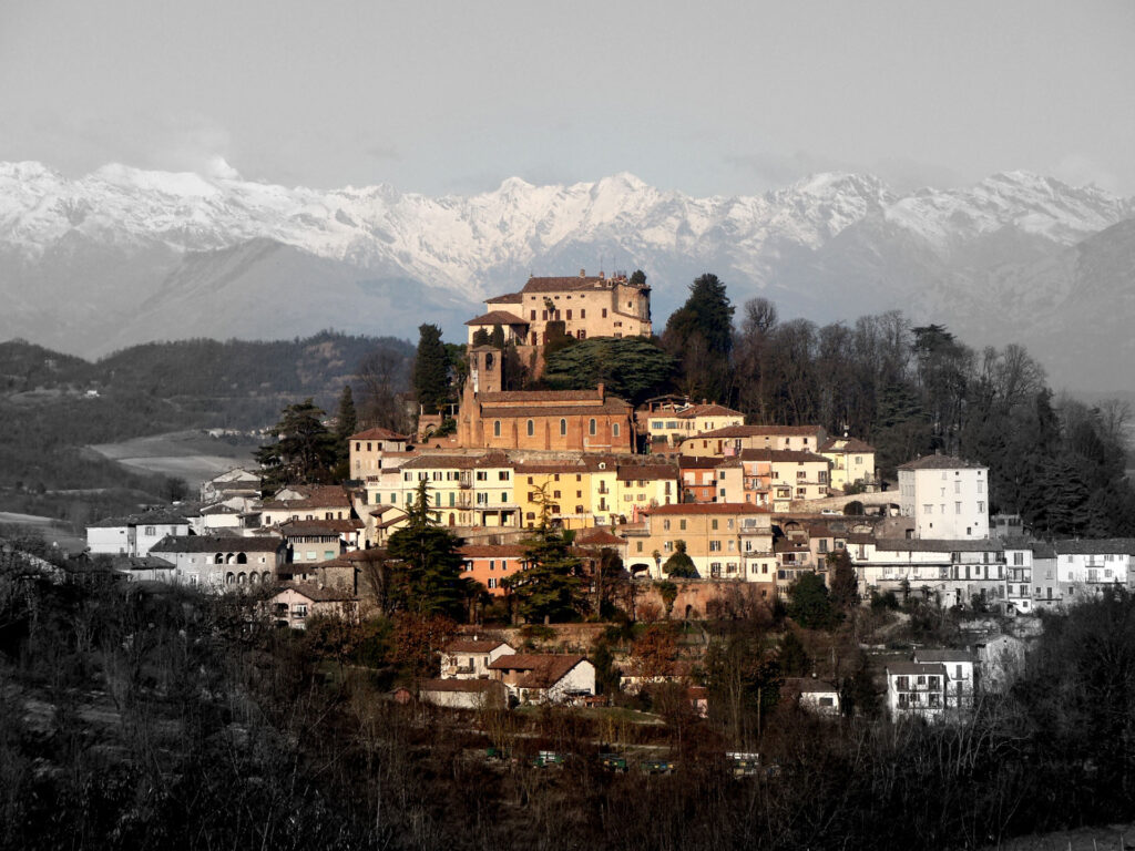 Paesaggio collinare di Ozzano Monferrato con montagne innevate sullo sfondo