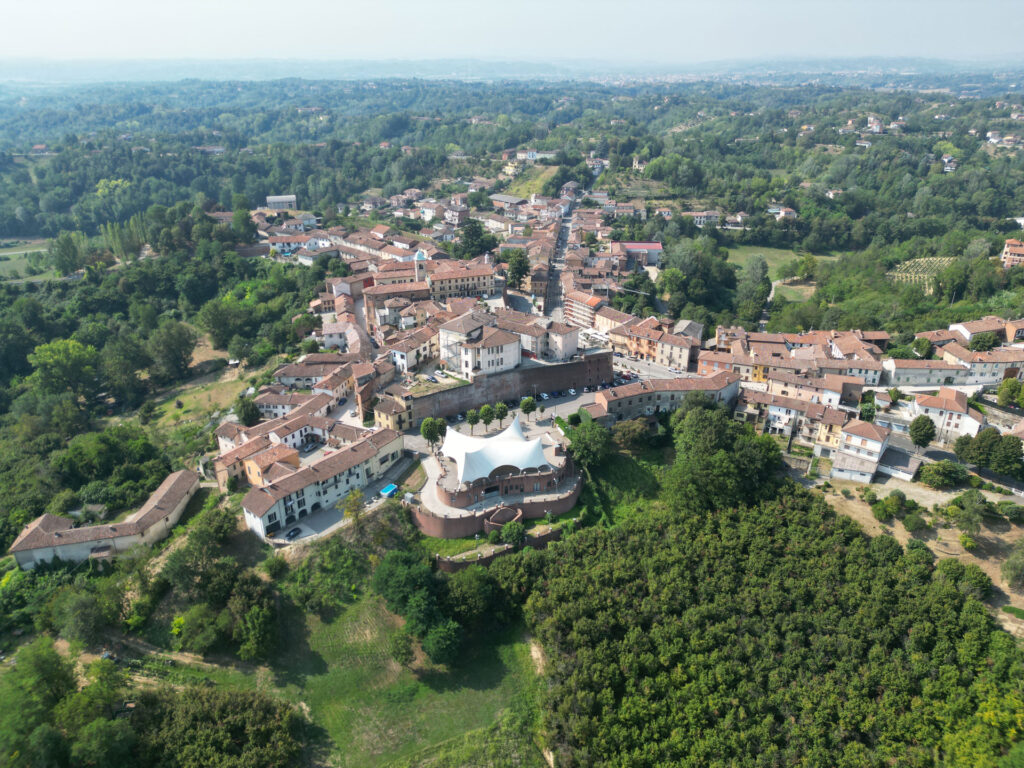 Veduta dall’alto su Portacomaro (Asti) con centro abitato e tetti