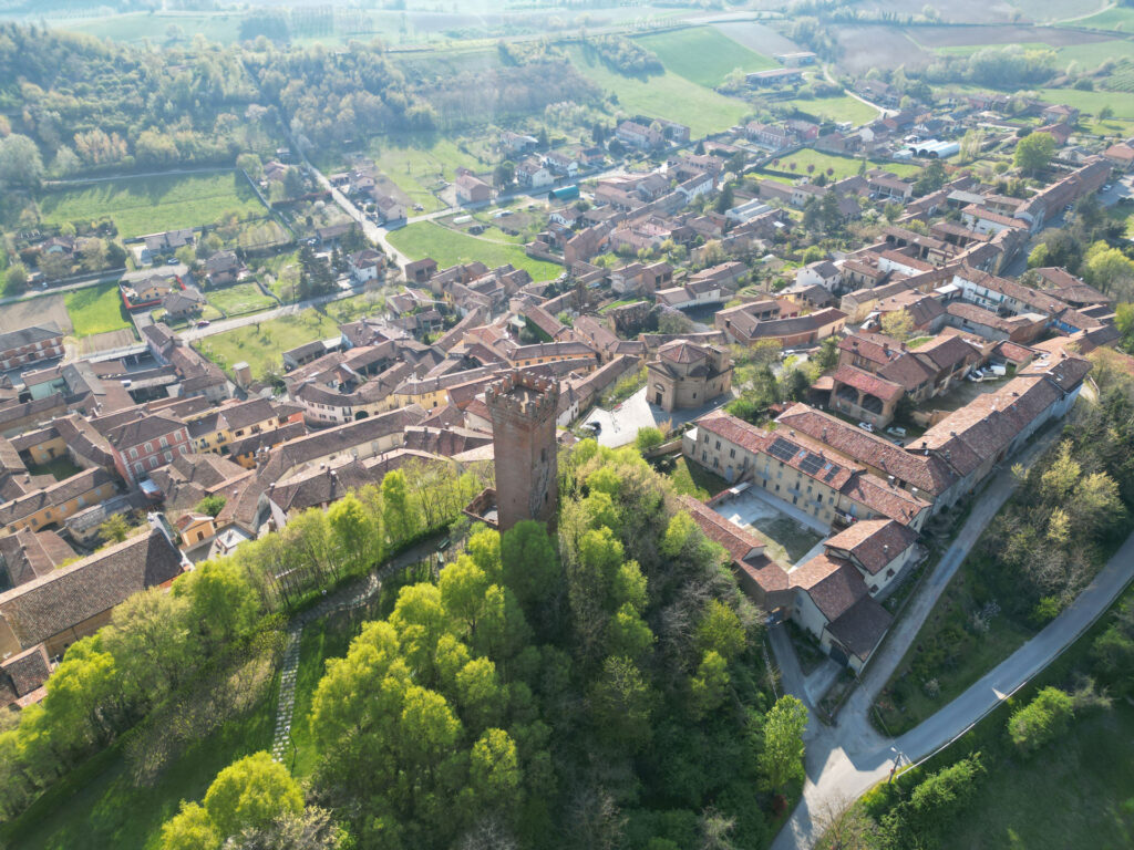 Veduta dall’alto di Viarigi con la Torre dei Segnali al centro del borgo