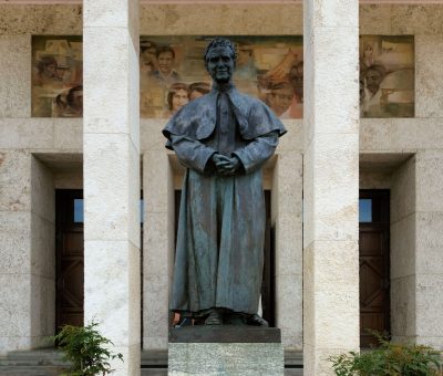 Castelnuovo-Don-Bosco-statua Statua di Don Bosco in marmo a Castelnuovo Don Bosco, monumento eretto nel 1898