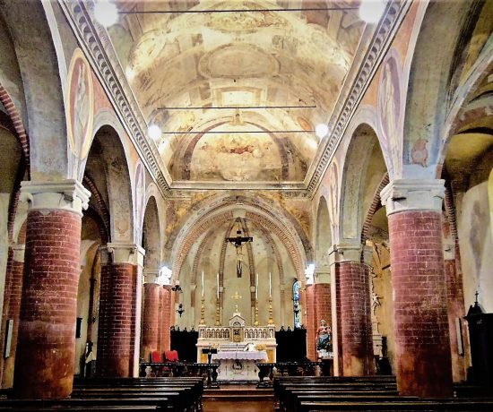 Ozzano-ParrocchialeS.Salvatore Navata centrale interna della Parrocchiale di San Salvatore, Ozzano Monferrato